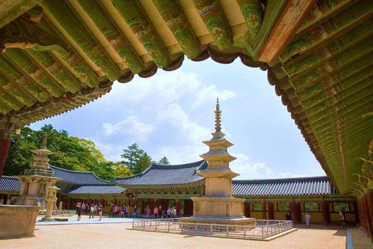 um templo com uma torre no meio de um edifício