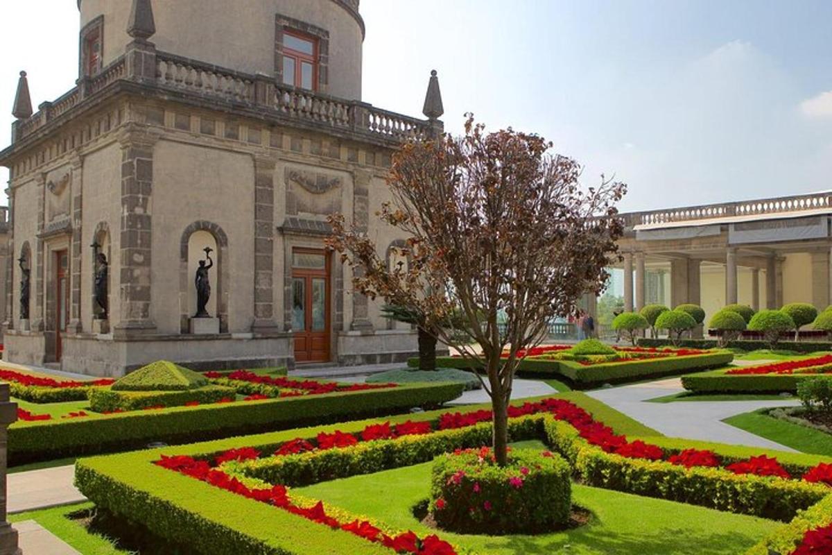 um edifício com um jardim com flores na frente