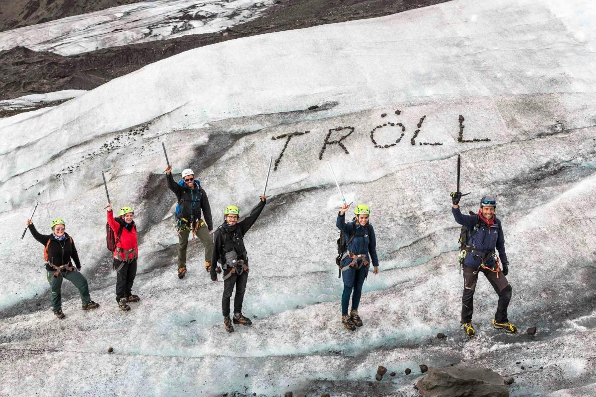 un gruppo di persone in piedi su un iceberg con la parola troll