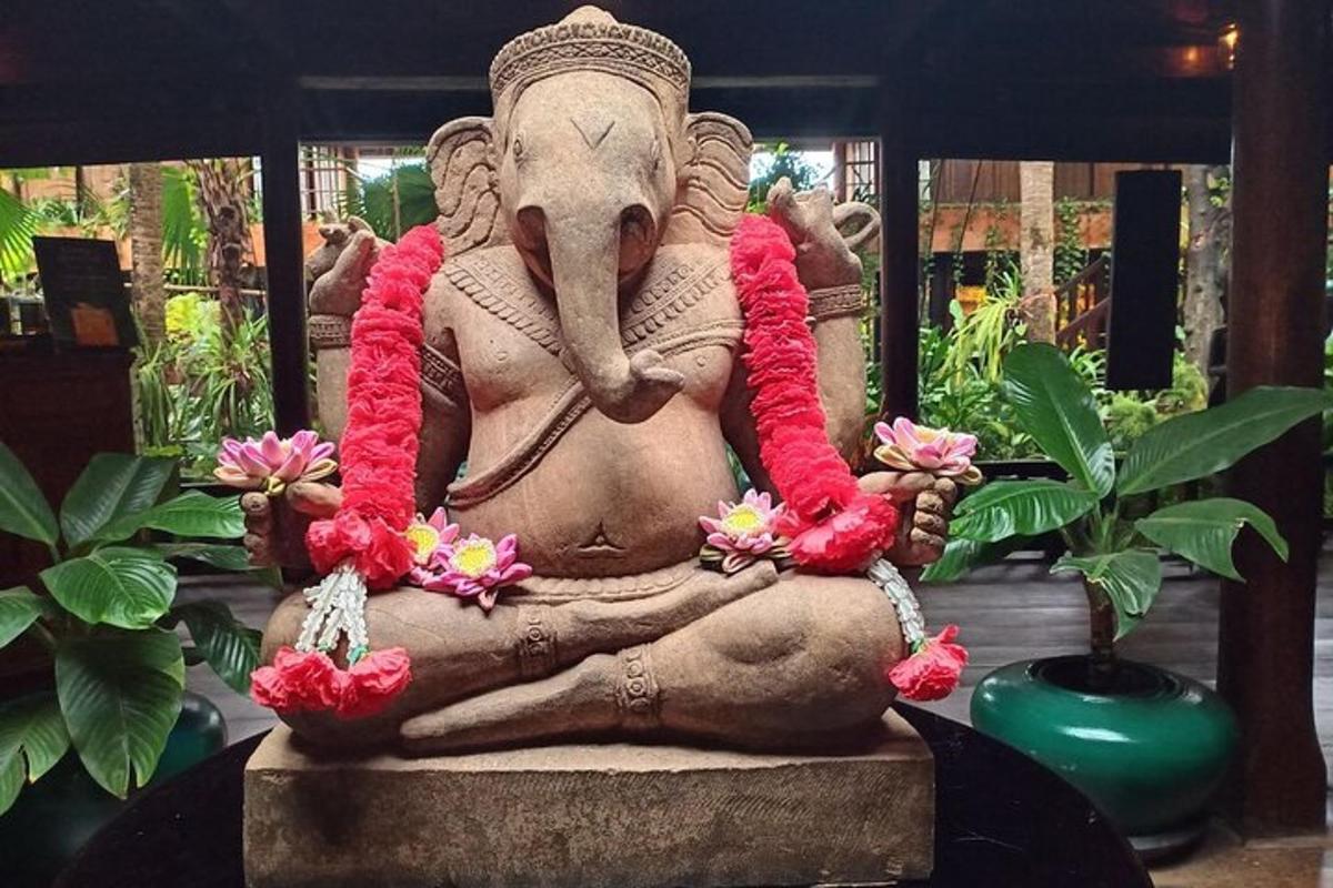 una statua di un elefante seduto su un tavolo