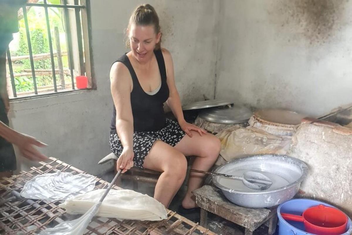 una donna sta cucinando il cibo su una griglia
