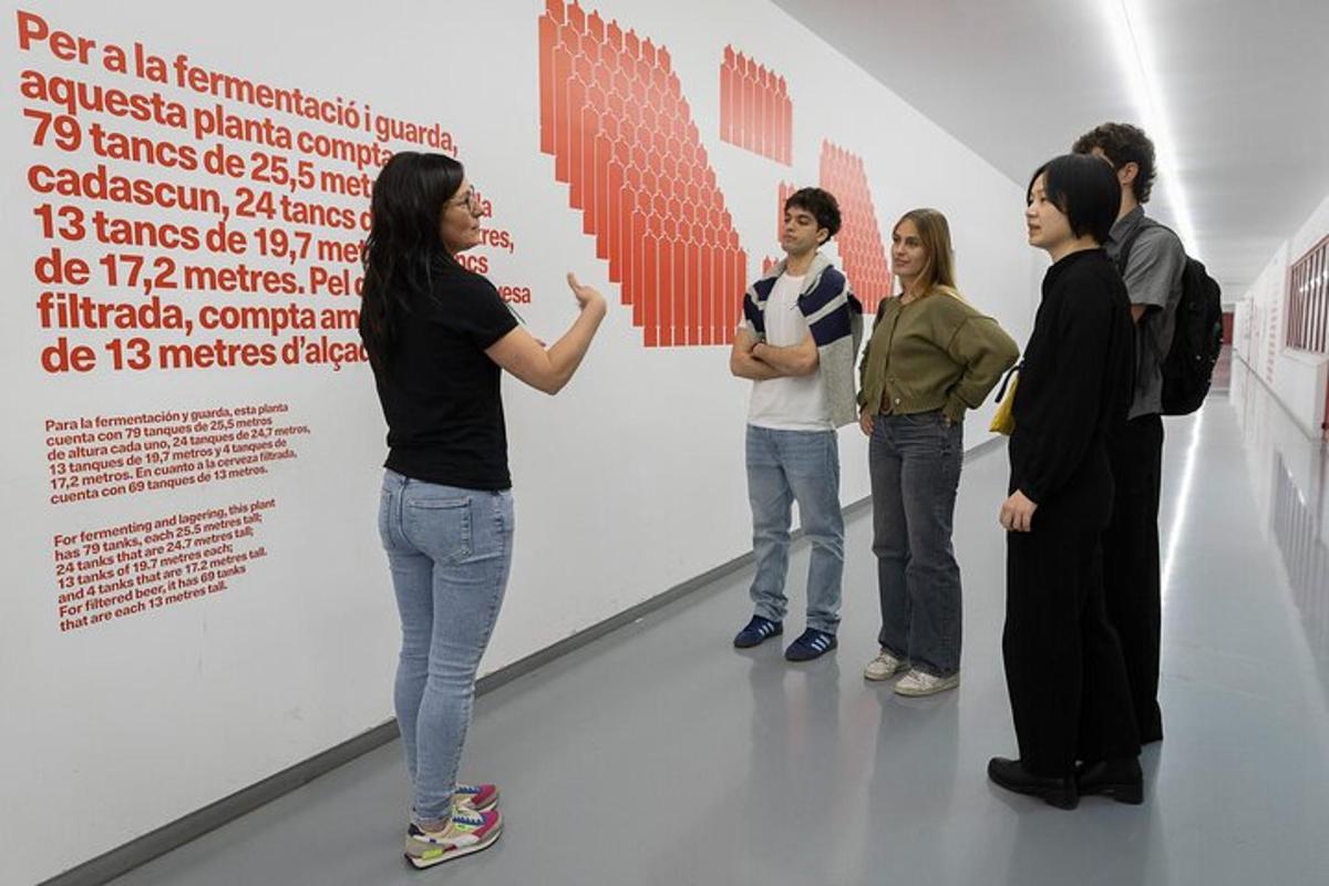 um grupo de pessoas olhando para um pôster em um museu