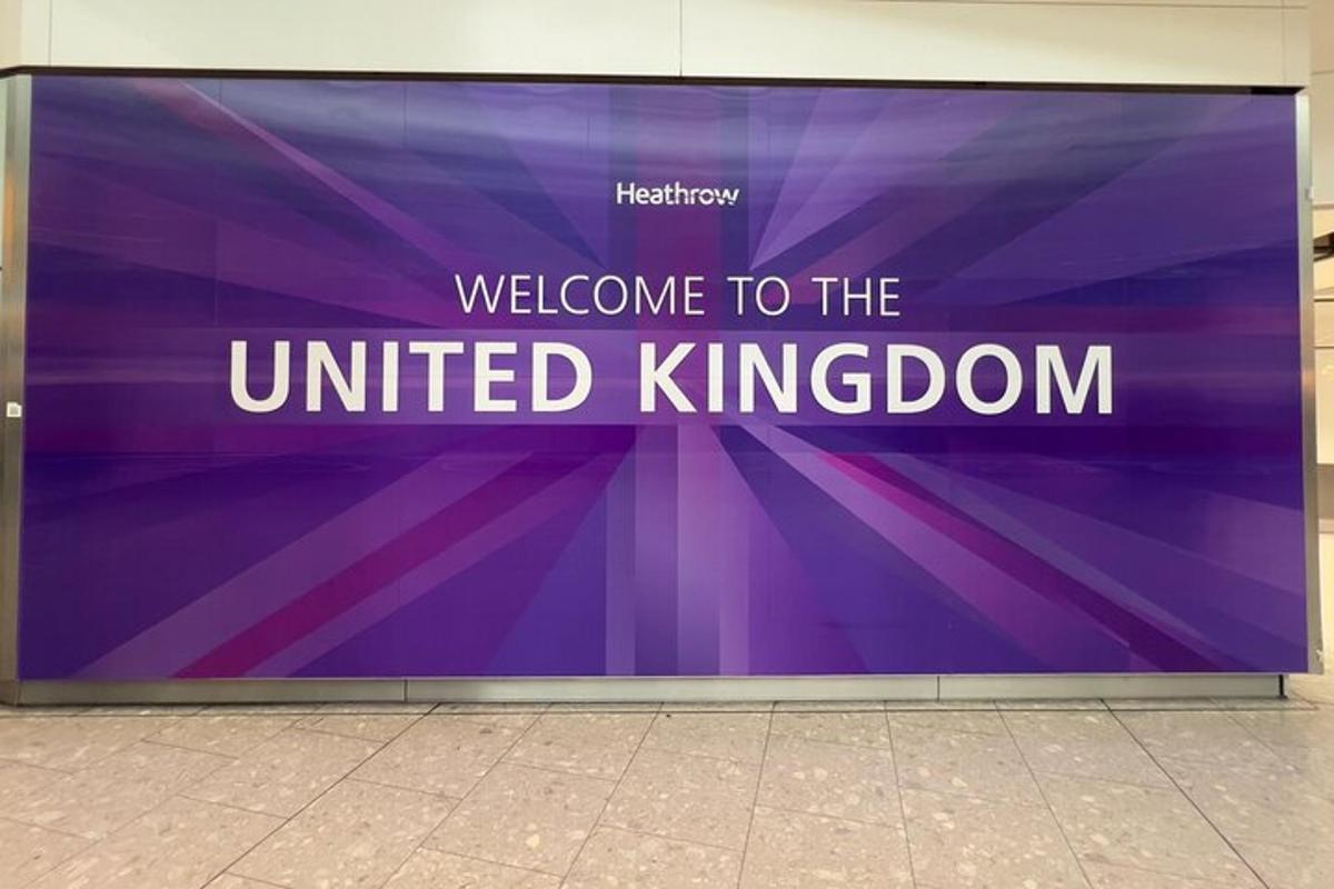 a sign that says welcome to the united kingdom