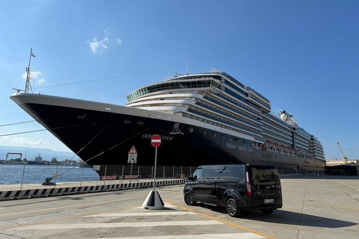 um caminhão estacionado em frente a um navio de cruzeiro