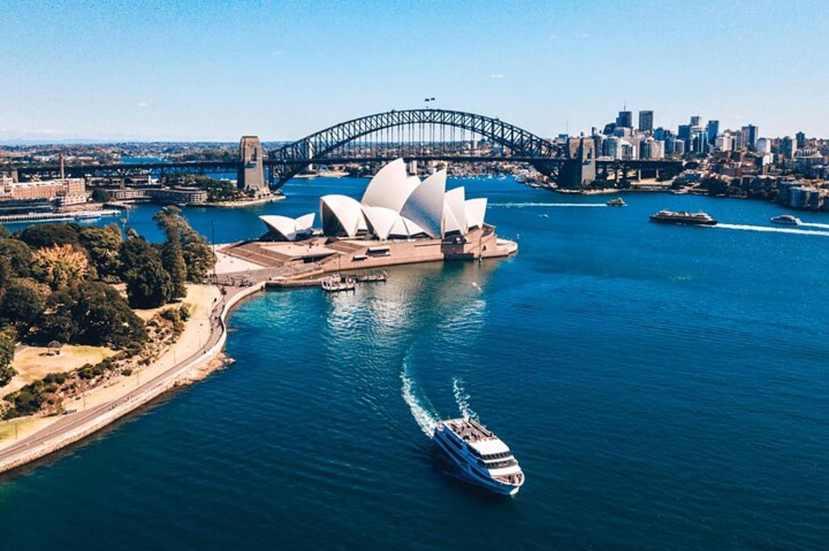 Loď ve vodě před operou v Sydney