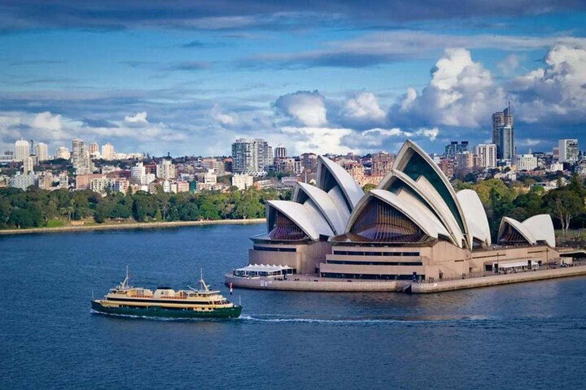 dua bot di dalam air berhampiran rumah opera sydney