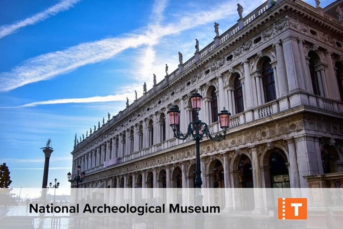 un grande edificio con un lampione di fronte