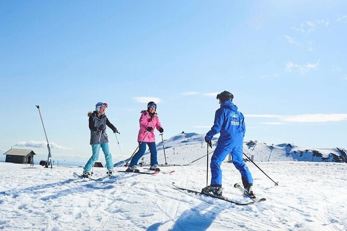 isang grupo ng tatlong tao sa skis sa snow