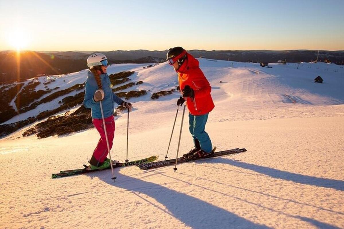 dues persones amb esquís en un pendent cobert de neu