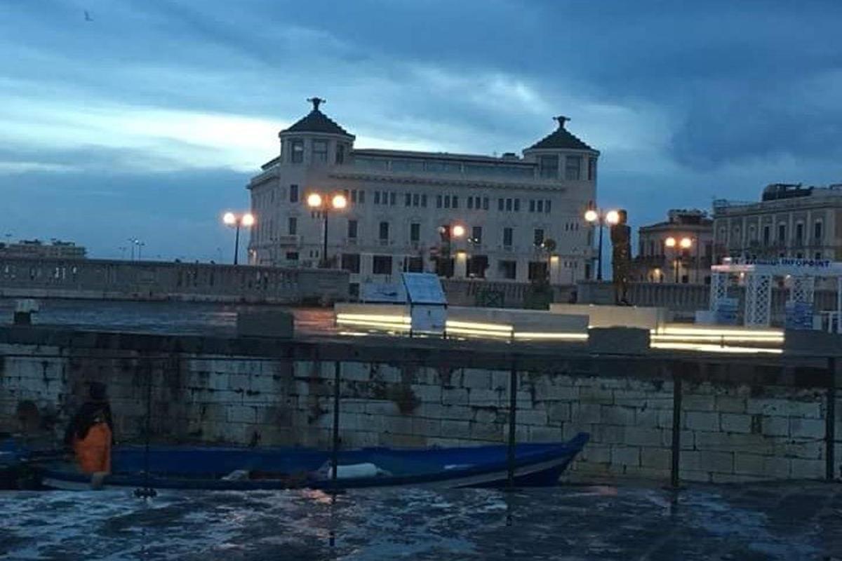 um barco na água em frente a um prédio