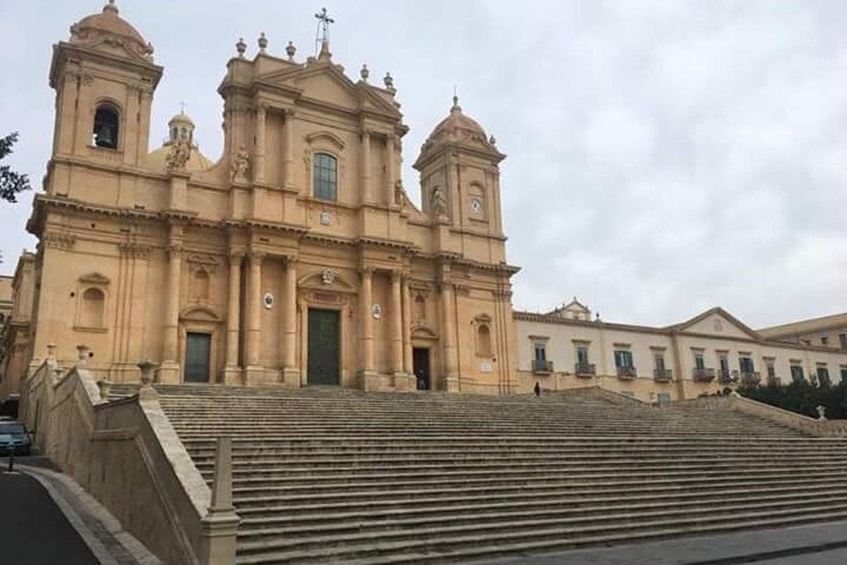 um grande edifício com degraus em frente a uma igreja