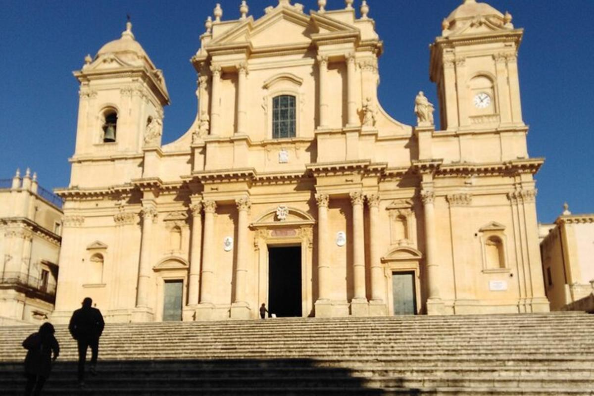 um grande edifício com escadas na frente