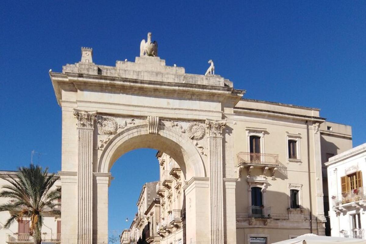 um grande edifício com um arco na frente