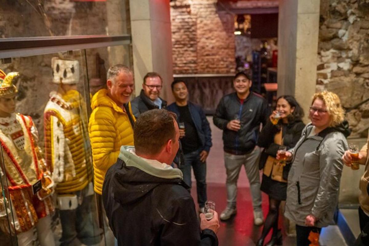 um grupo de pessoas em pé em frente a um museu