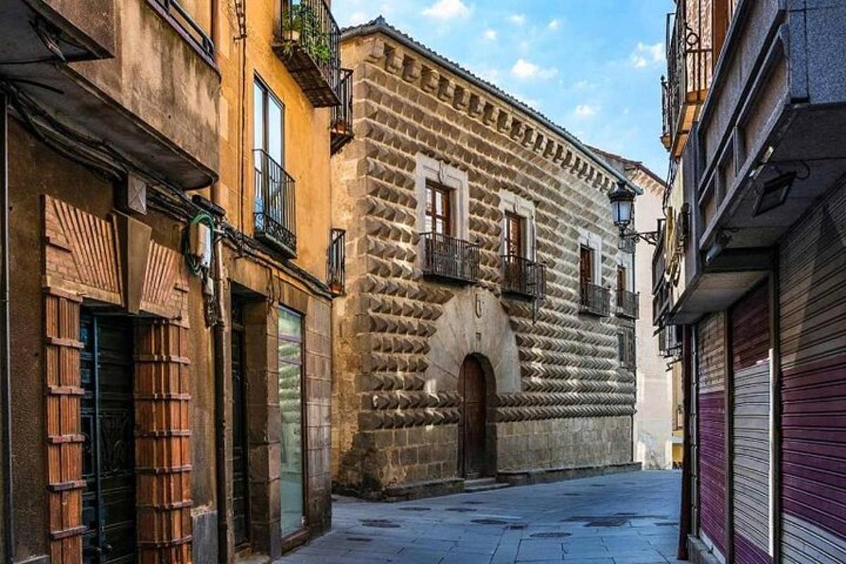 un carreró en un antic edifici de pedra amb una porta
