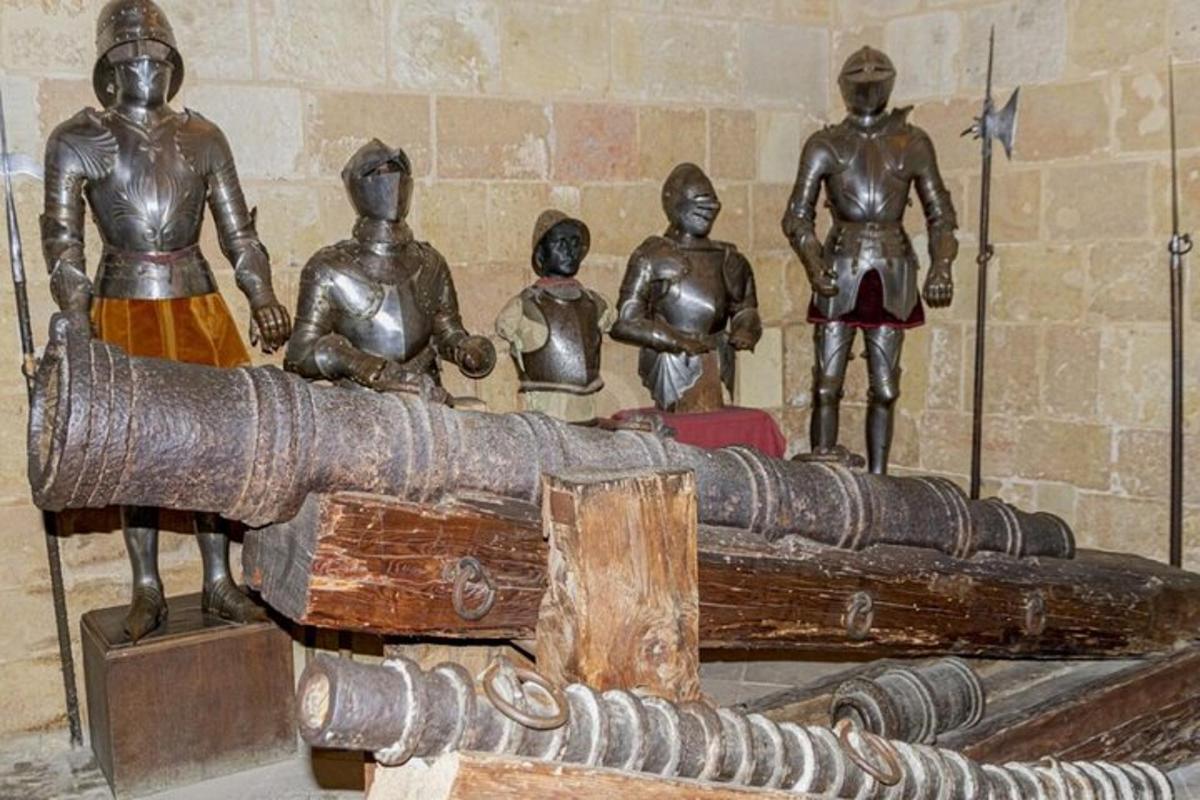 un gruppo di statue di persone in piedi attorno a un cannone