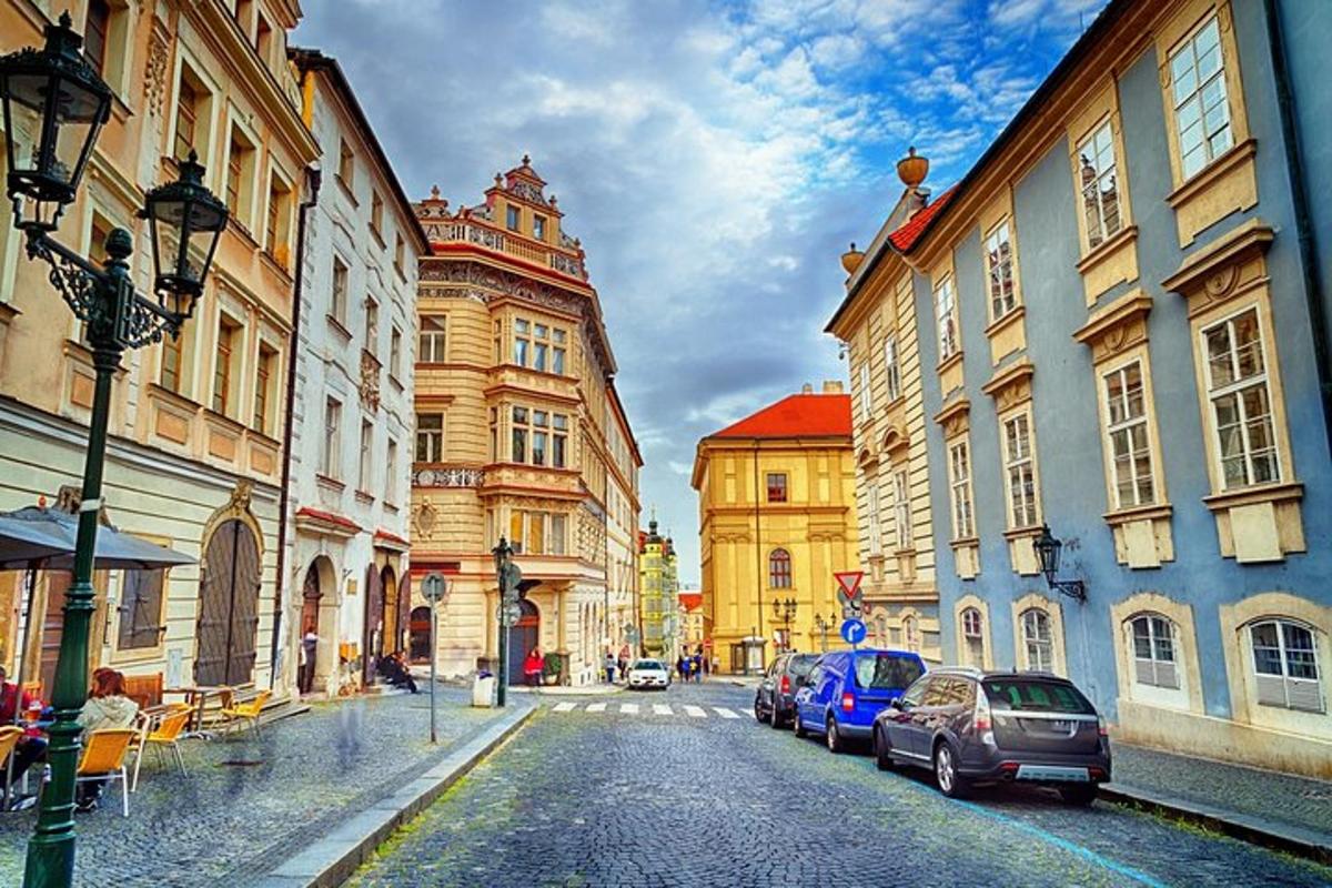 egy városi utca, ahol autók parkolnak egy esős napon