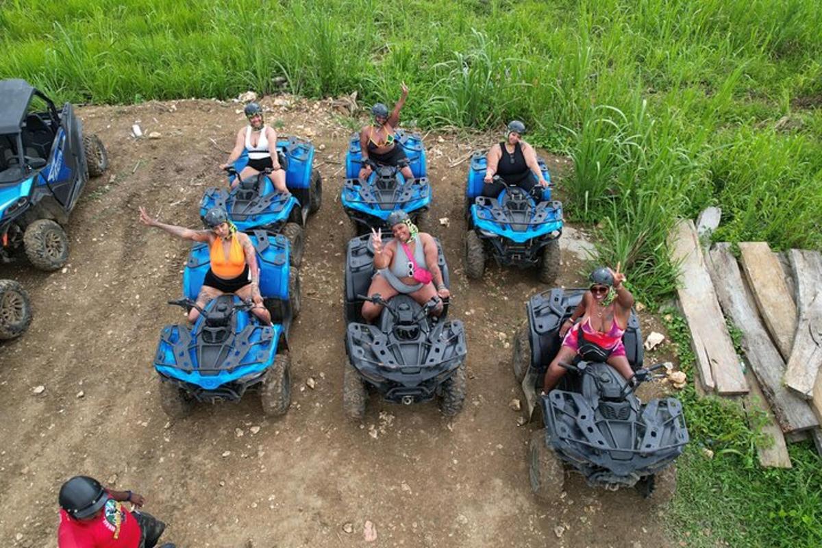 skupina lidí jedoucích na raftech na řece