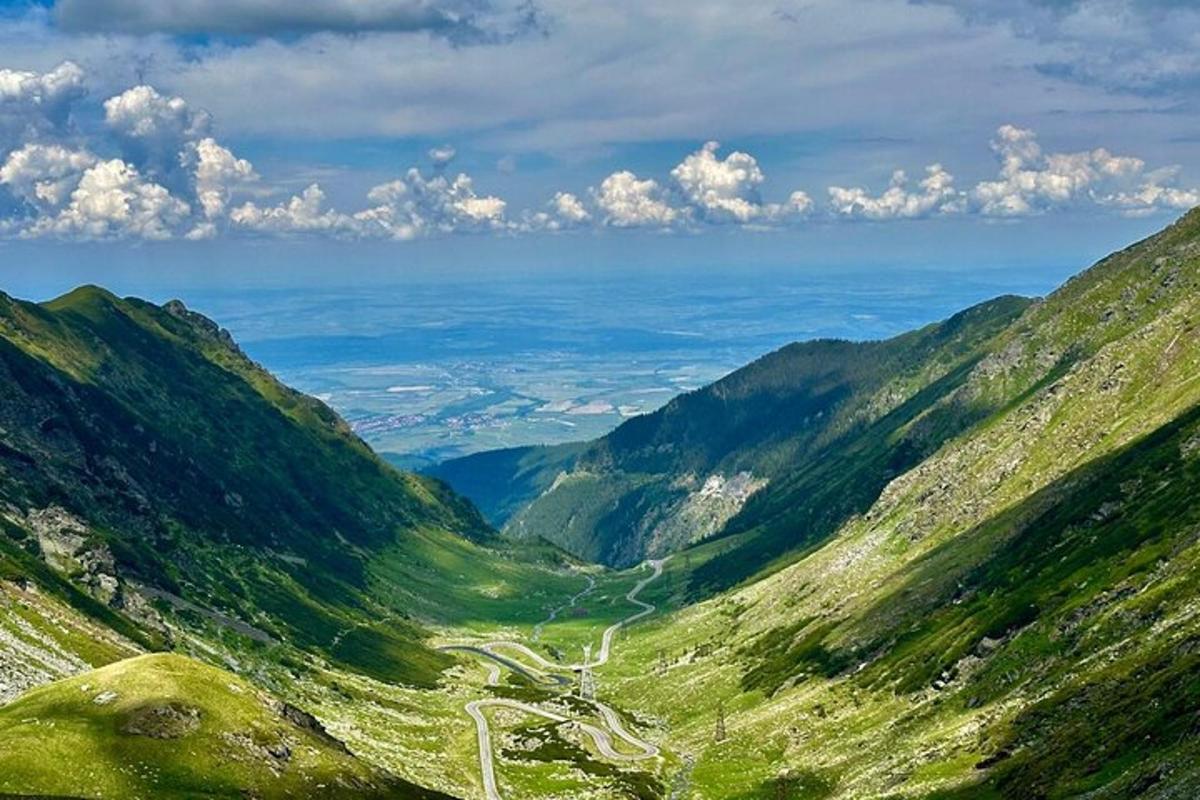 pohled na klikatou cestu v horském údolí