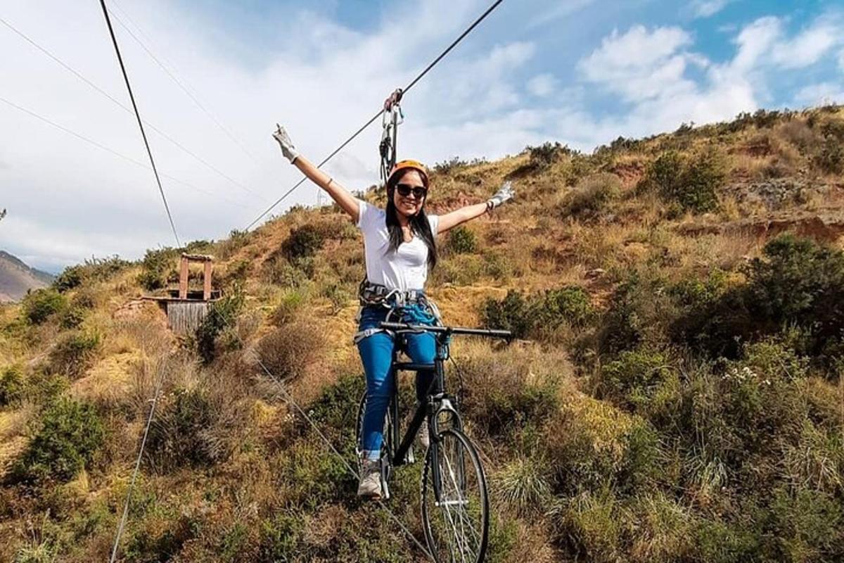 žena vozi bicikl na ziplineu