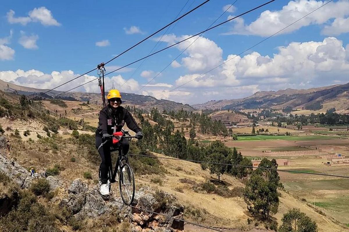 una persona montando en bicicleta en una tirolina