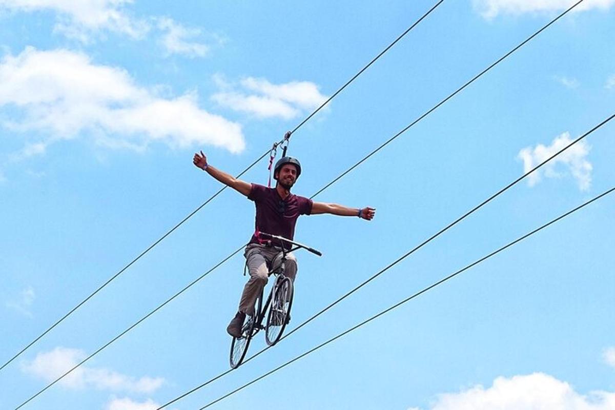 un hombre montando una bicicleta sobre un alambre