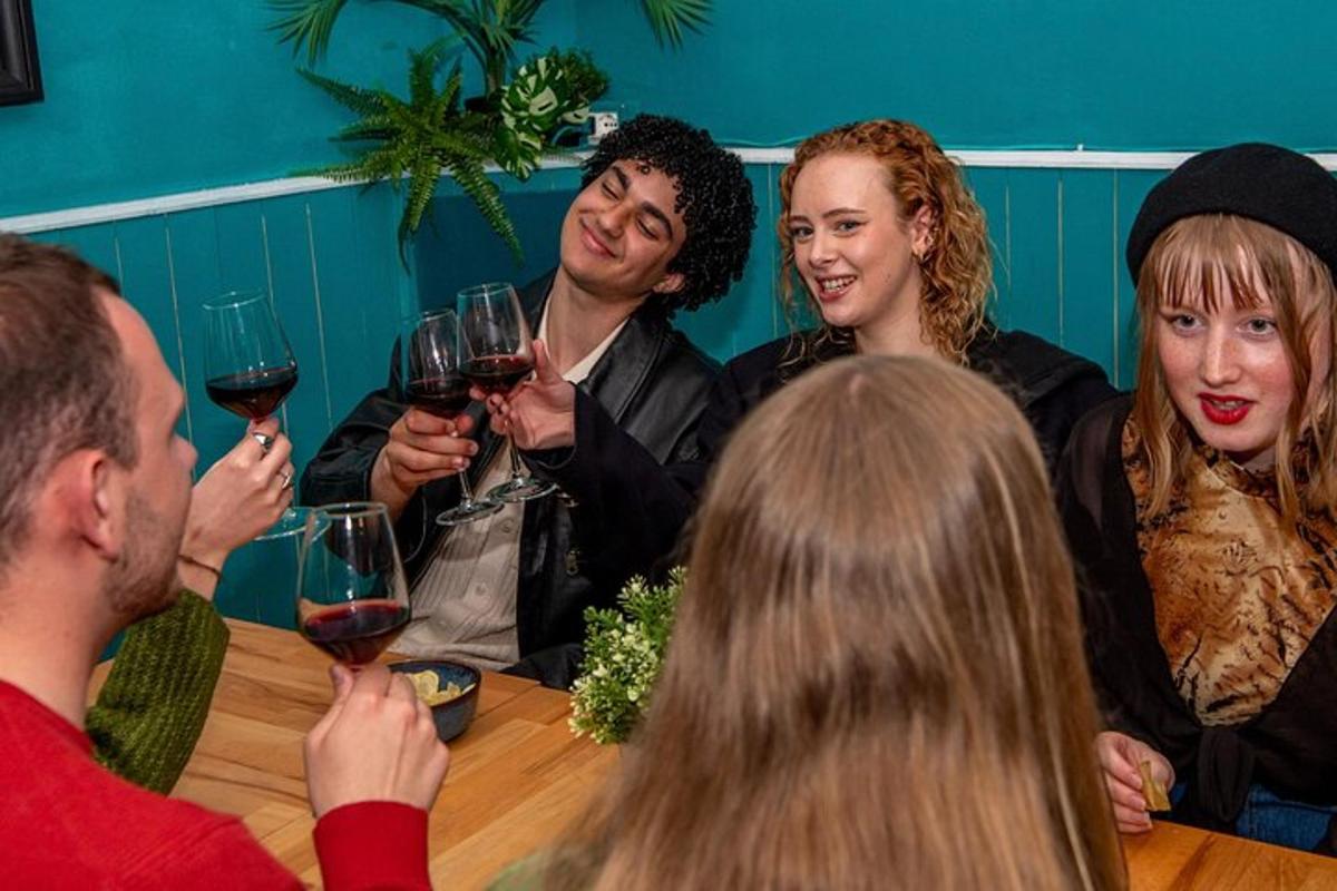 un gruppo di persone sedute attorno a un tavolo che bevono vino