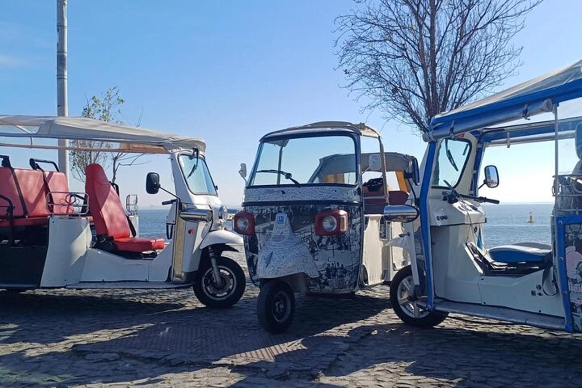 sekelompok tiga mobil golf diparkir di sebelah air