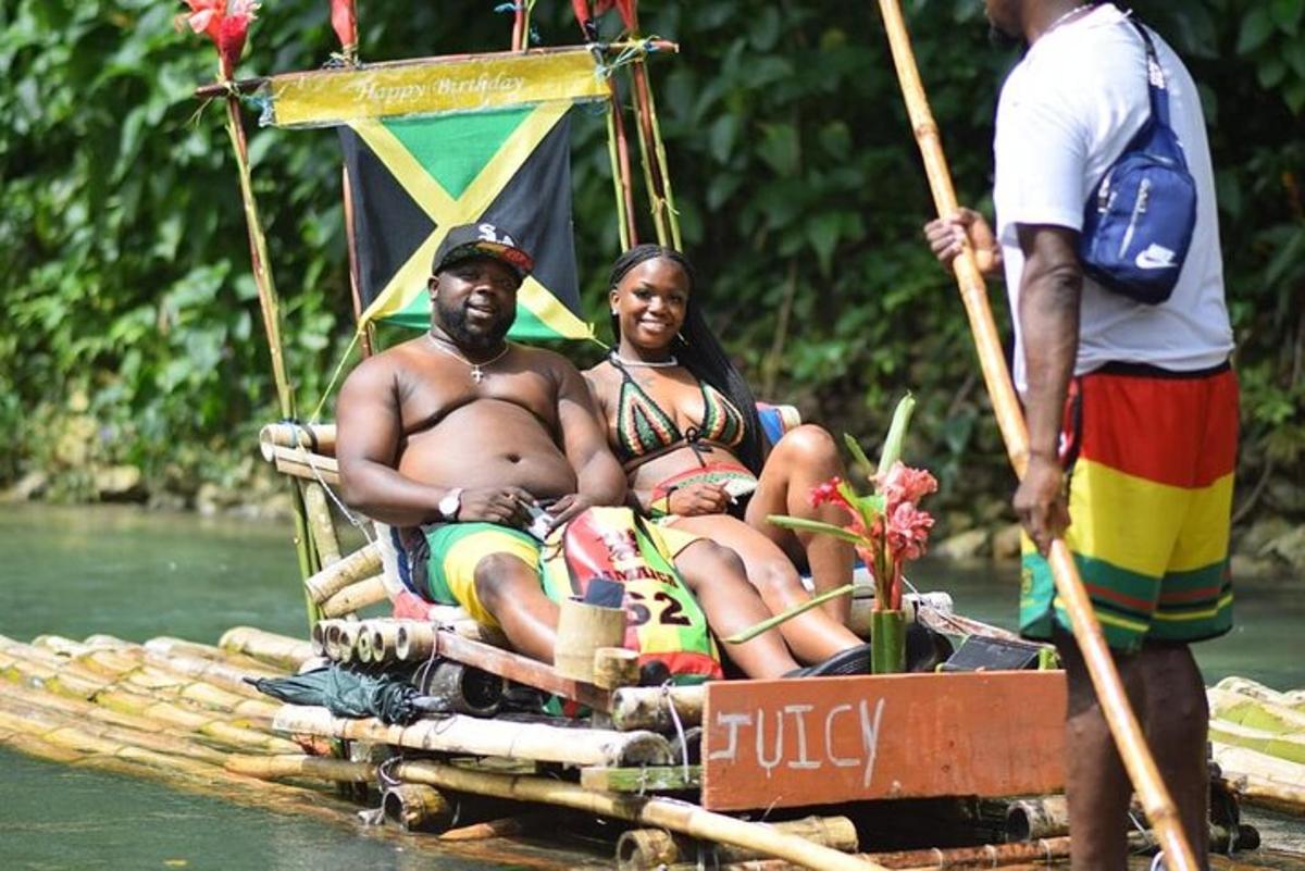 ein Mann und eine Frau sitzen auf einem Floß im Wasser
