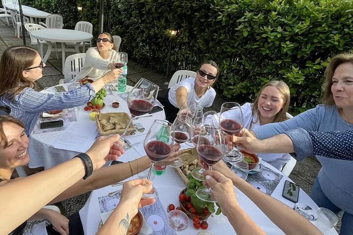 Un grupo de personas sentadas alrededor de una mesa con copas de vino.