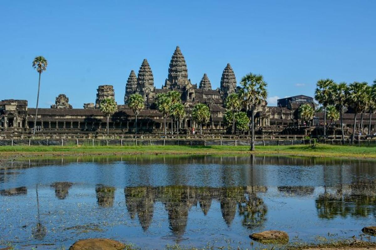 una vista di un tempio con un riflesso in uno stagno