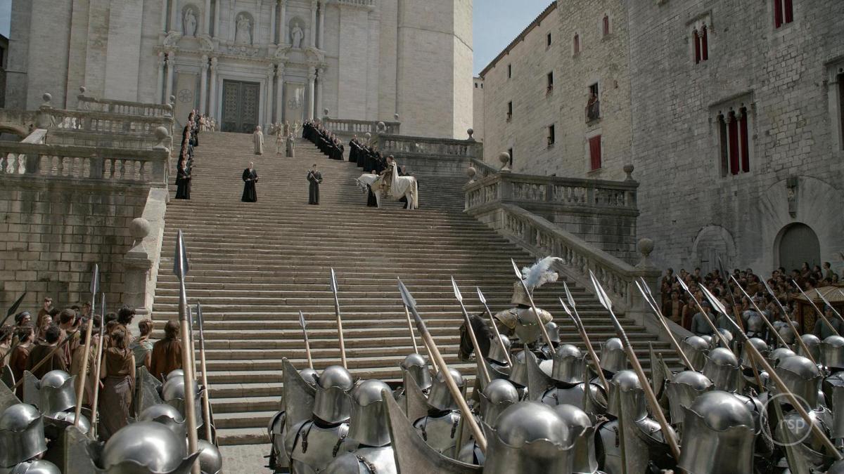 eine Gruppe von Menschen steht auf einer Treppe vor einem Gebäude