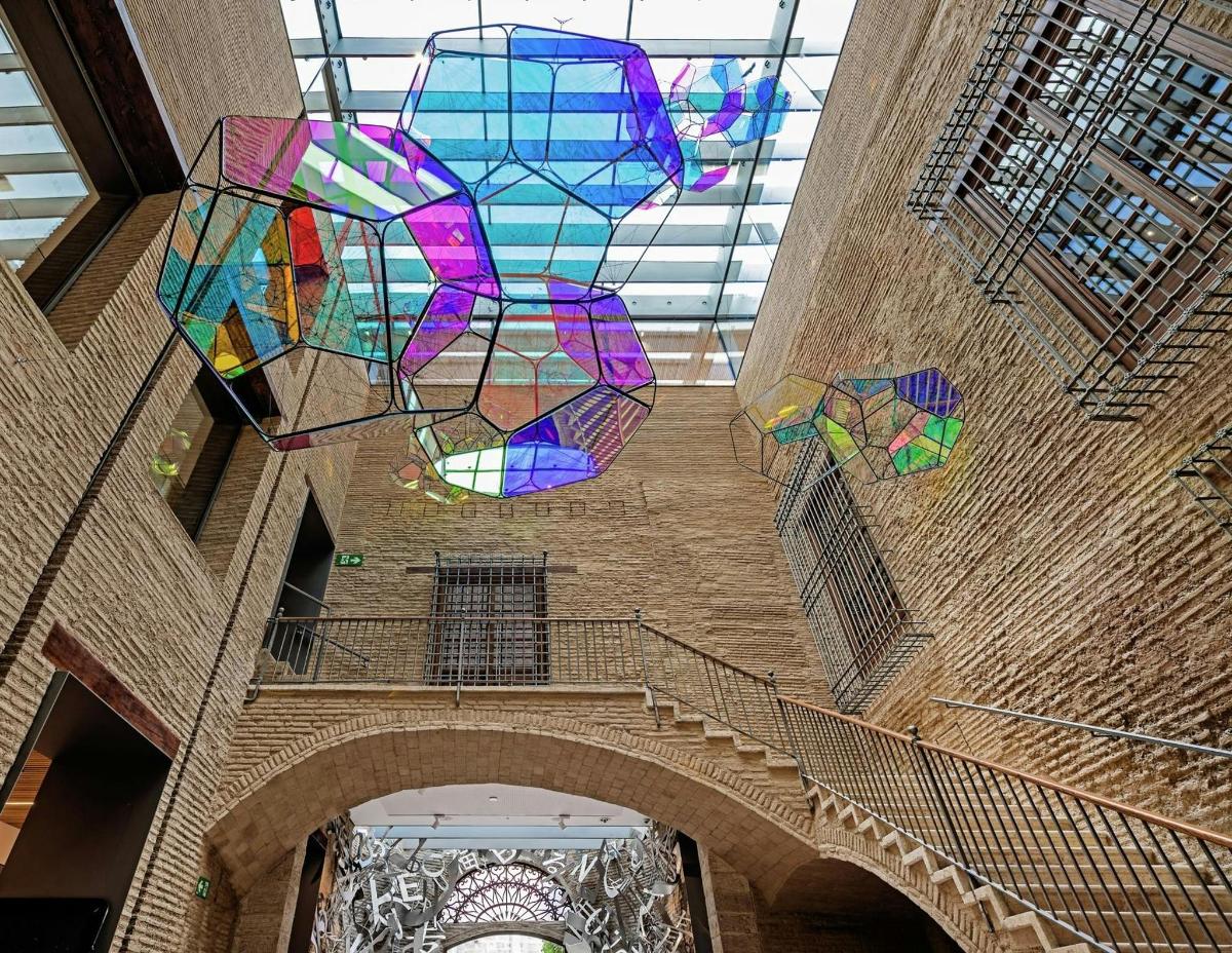 un edificio con un cuadro colgado del techo