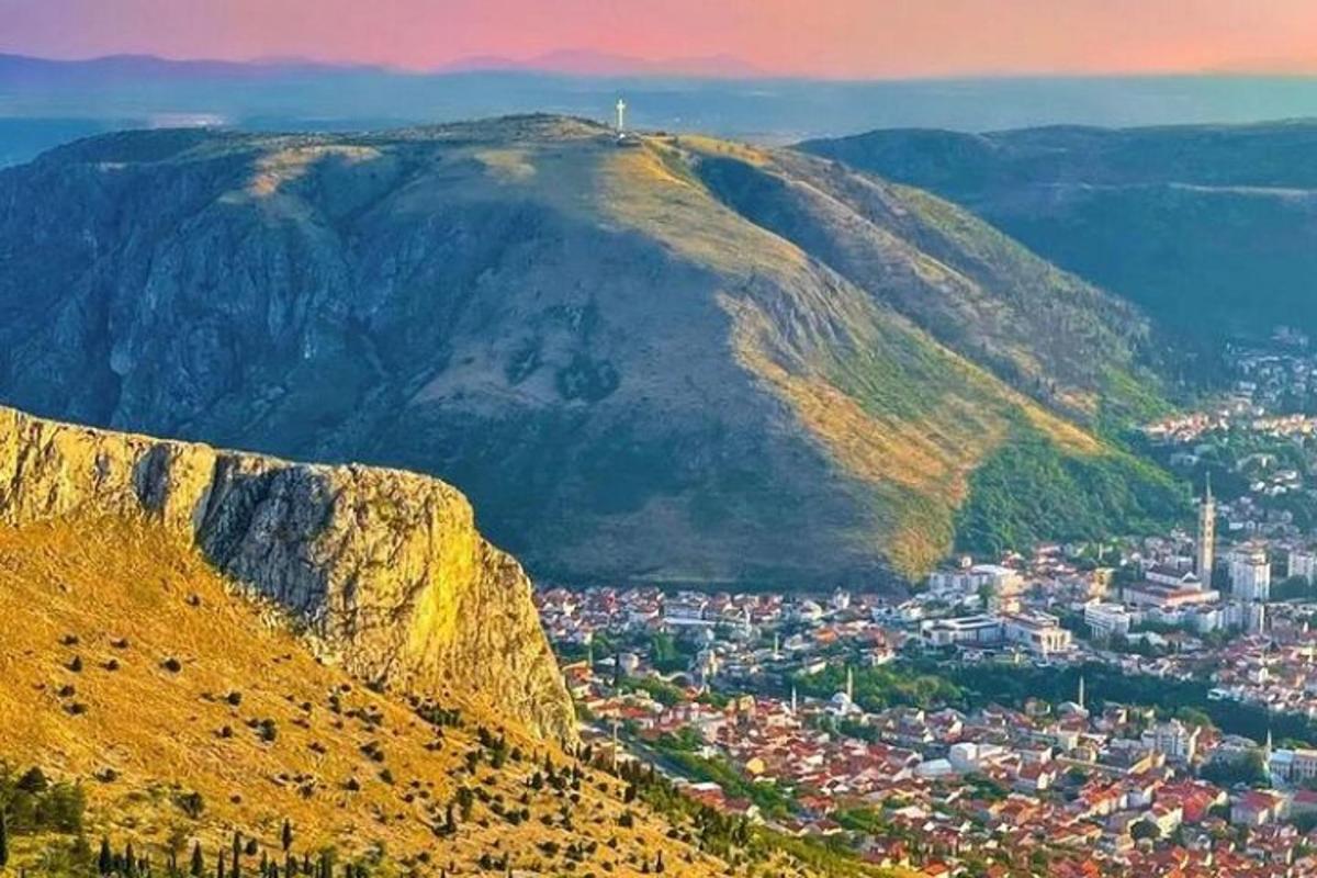θέα ενός βουνού με μια πόλη πάνω του