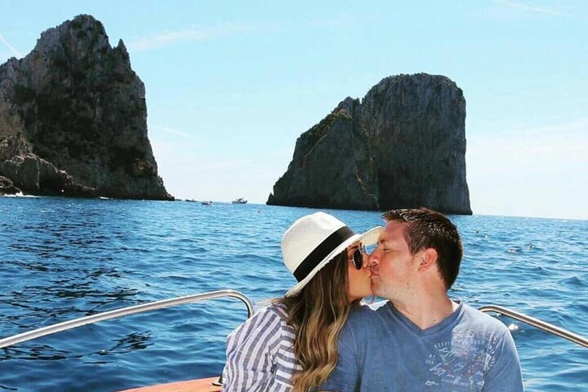 muž a žena se líbají na lodi v oceánu