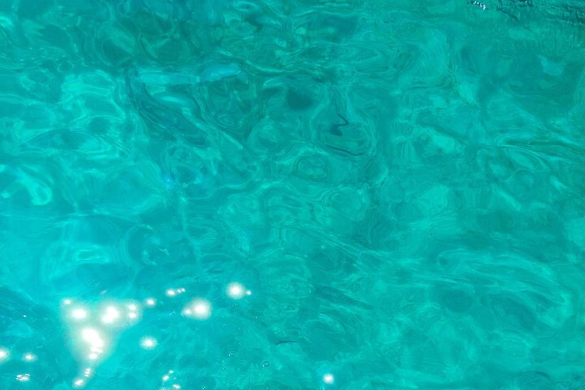 gambar dekat kolam air biru
