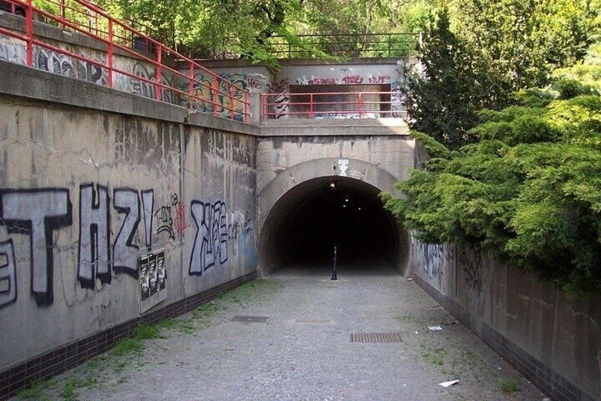 tunel s graffiti po stranách