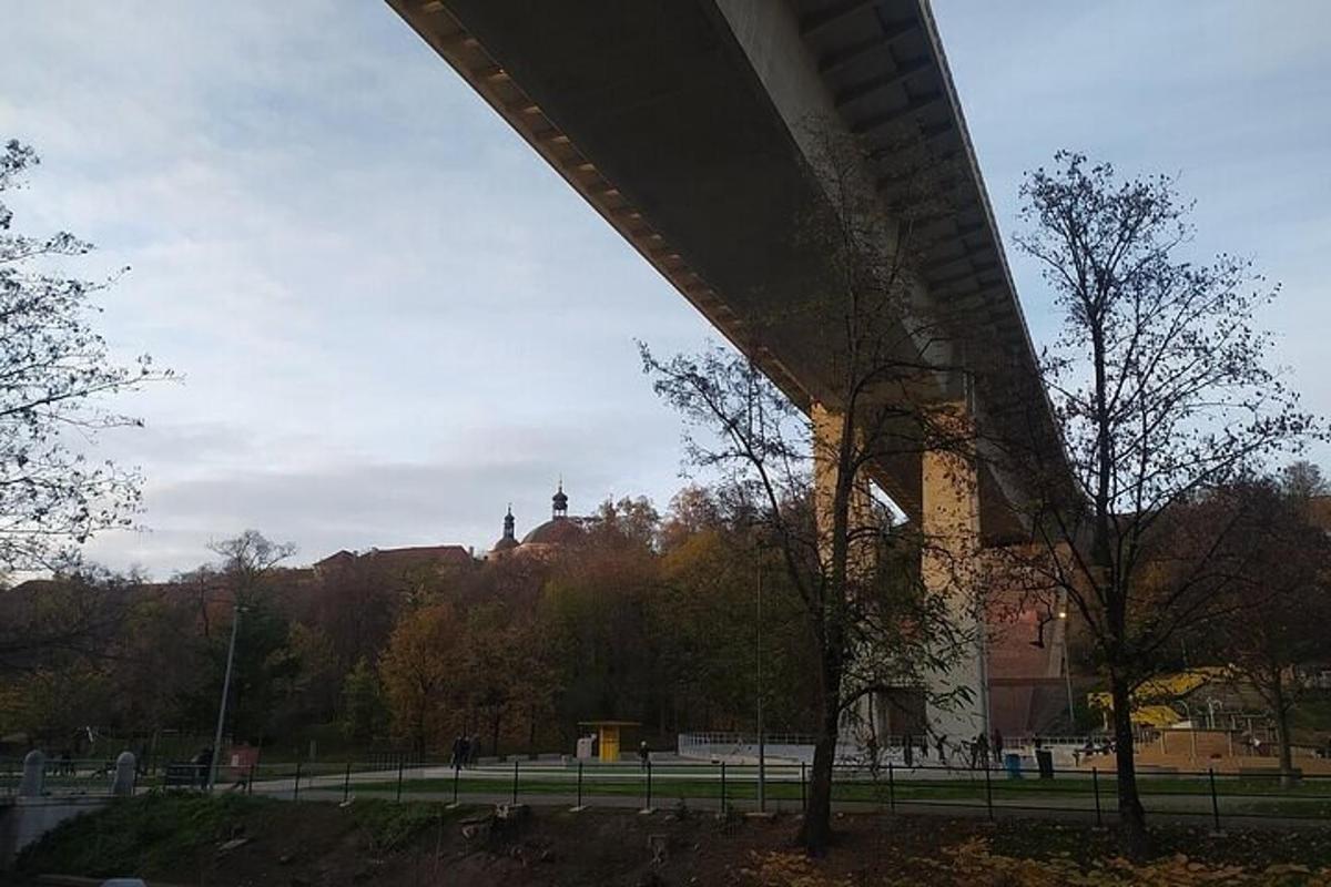 pohled na park zpod mostu