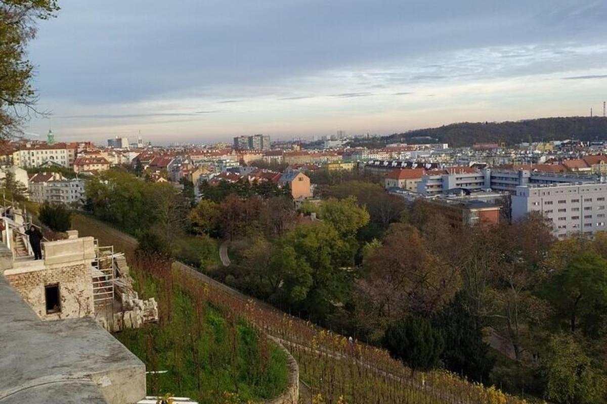 pohled na město z vrcholu hradby