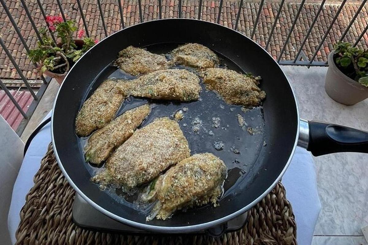 pönnu fyllt með steiktum kjúklingum sem grillast
