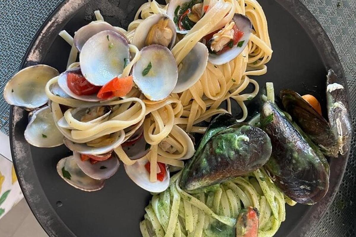 sepiring pasta dengan kerang dan sayuran lainnya