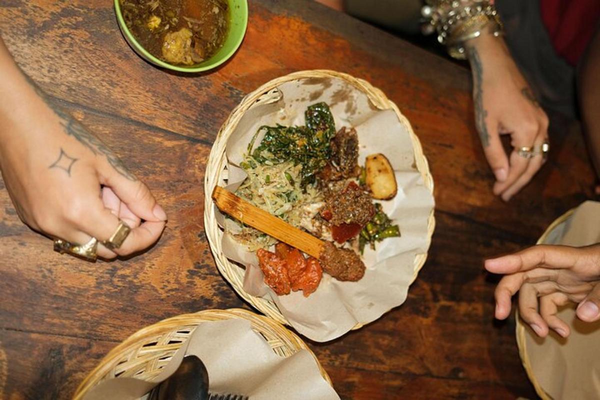 un tavolo di legno con un piatto di cibo sopra
