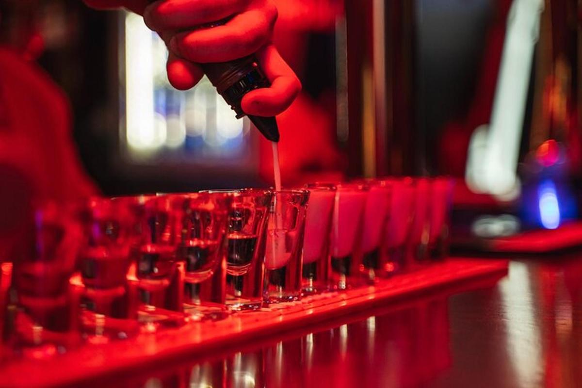 una persona sta preparando bicchieri di vino in un bar