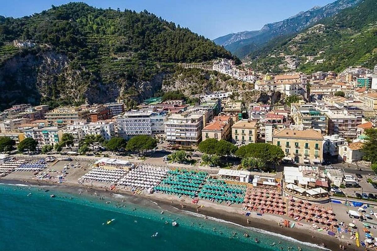 μια εναέρια άποψη μιας παραλίας με ένα θέρετρο