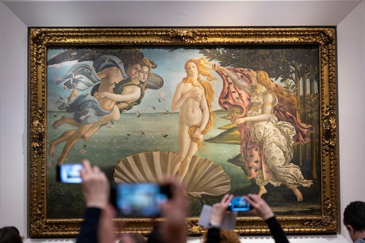ludzie robiący zdjęcia obrazowi w muzeum
