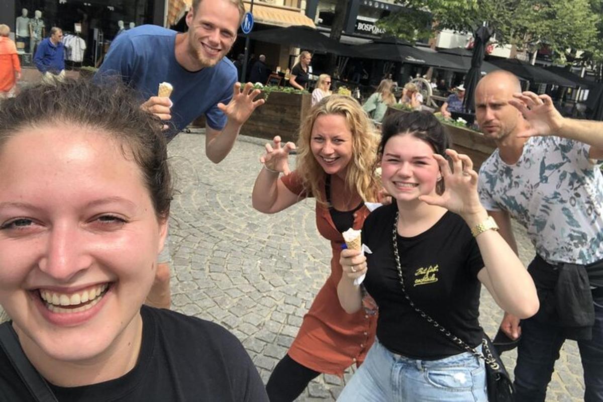 skupina lidí pózujících pro fotografii se zmrzlinou