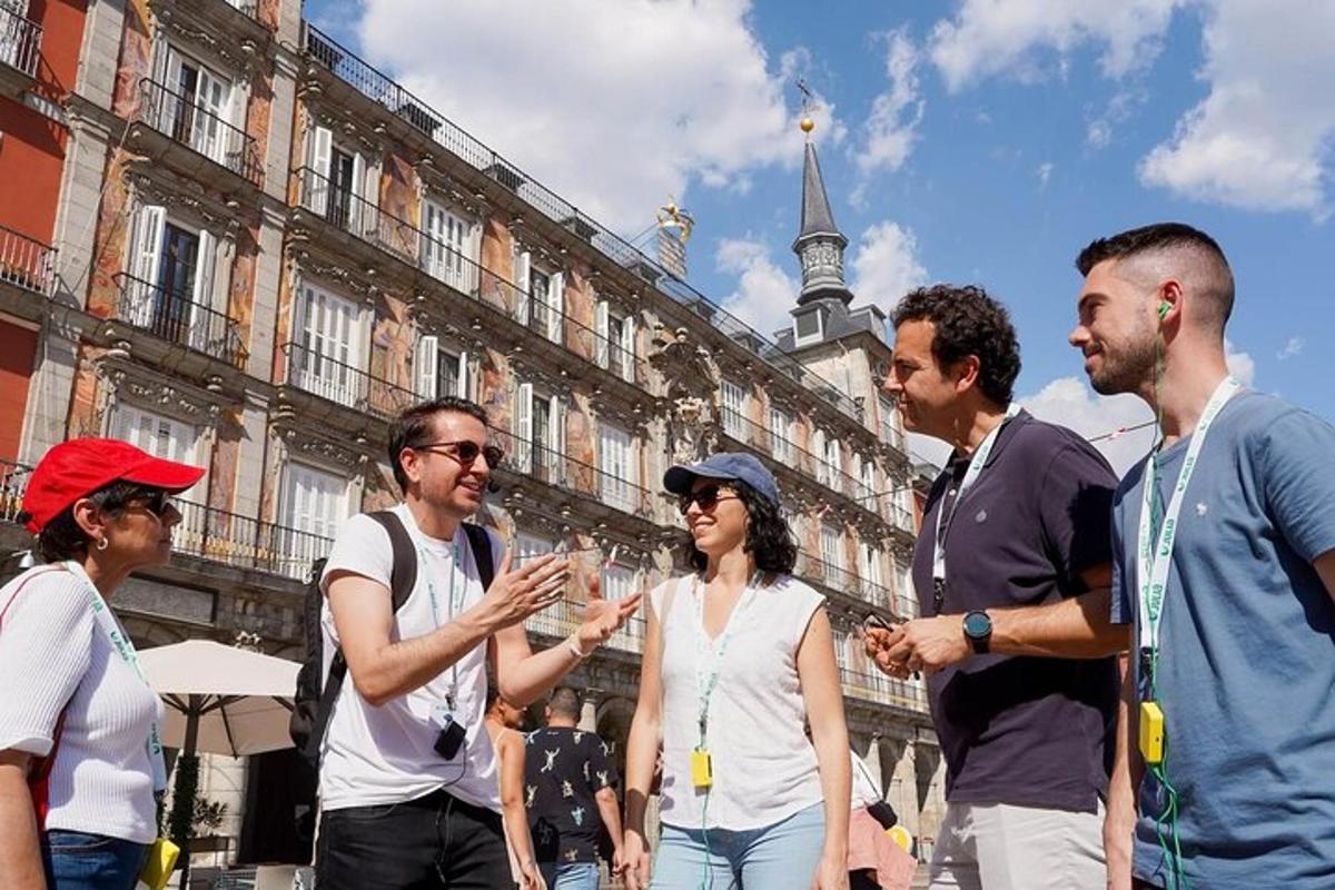 um grupo de pessoas em pé em frente a um prédio