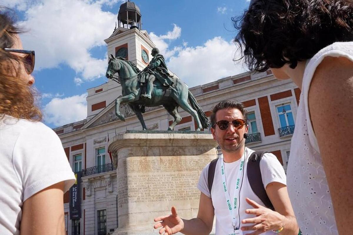 skupina lidí stojících před sochou