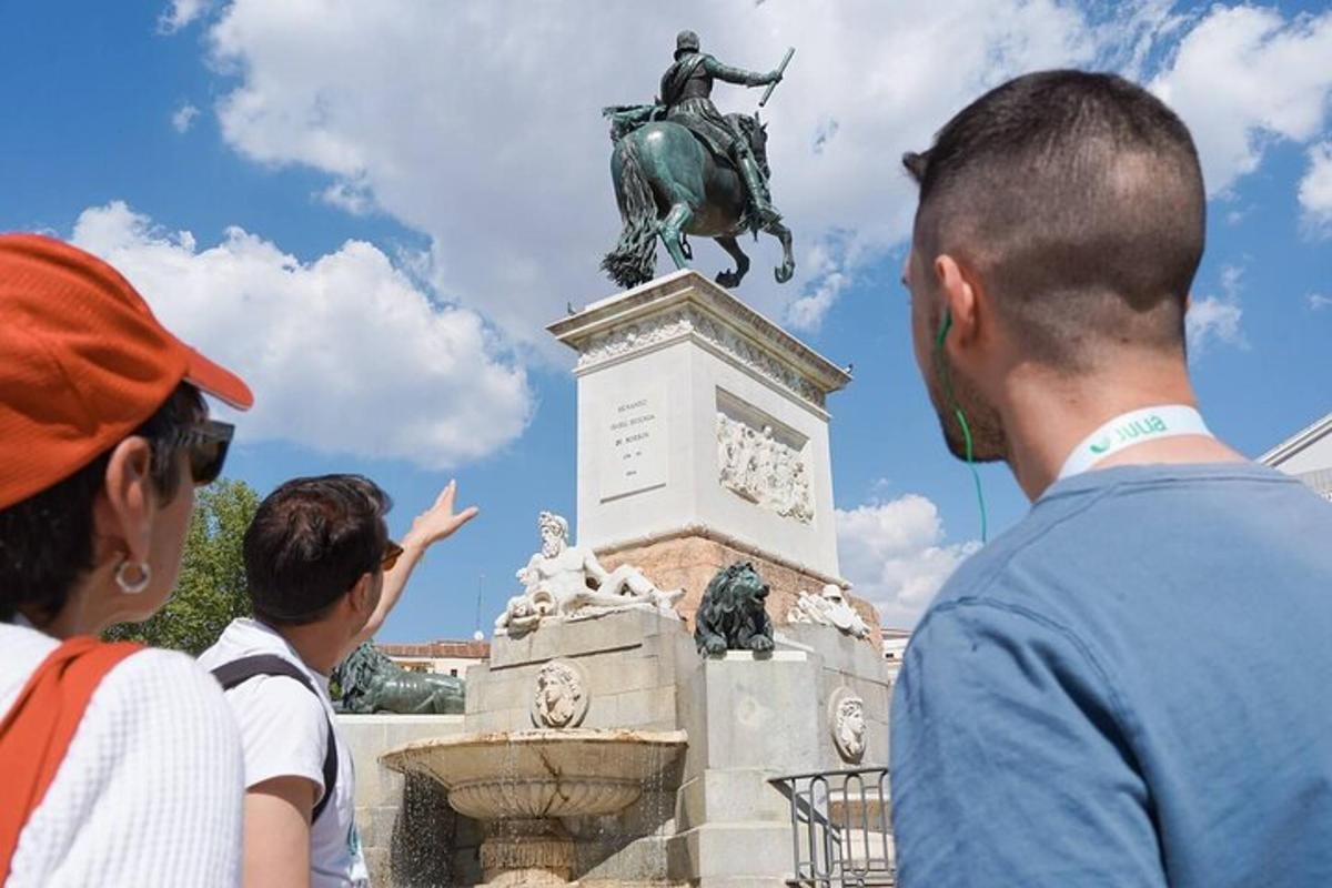 skupina lidí dívajících se na sochu