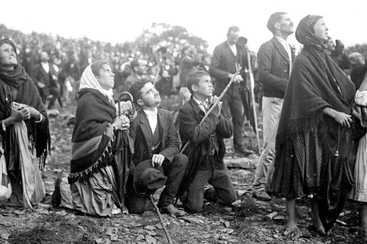 veca melnbalta cilvēku grupas fotogrāfija